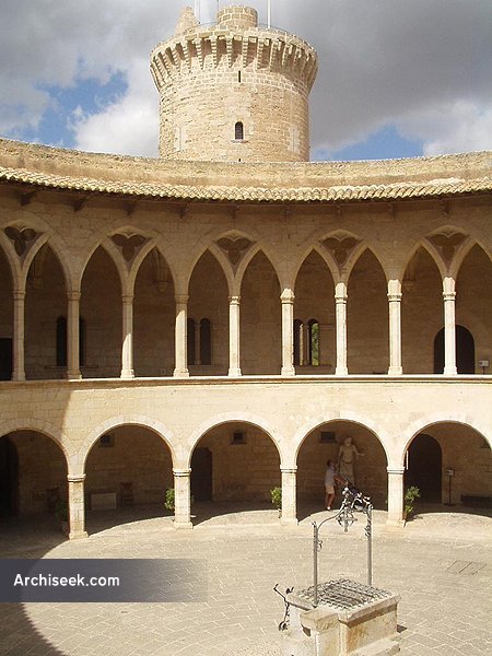 bellvercastlecourtyard1_lge